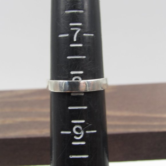 Size 8 Sterling Silver Unique Design Band Ring - Picture 5 of 7